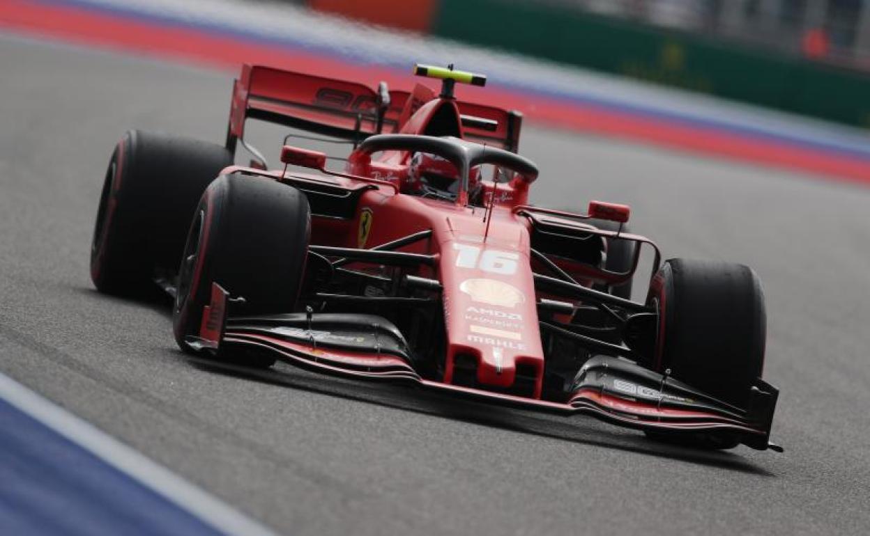 El Ferrari de Charles Leclerc, durante los primeros entrenamientos libres del GP de Rusia.