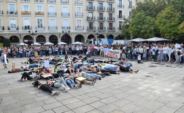 Jóvenes estudiantes se manifiestan tumbados en el suelo de la plaza del Mercado