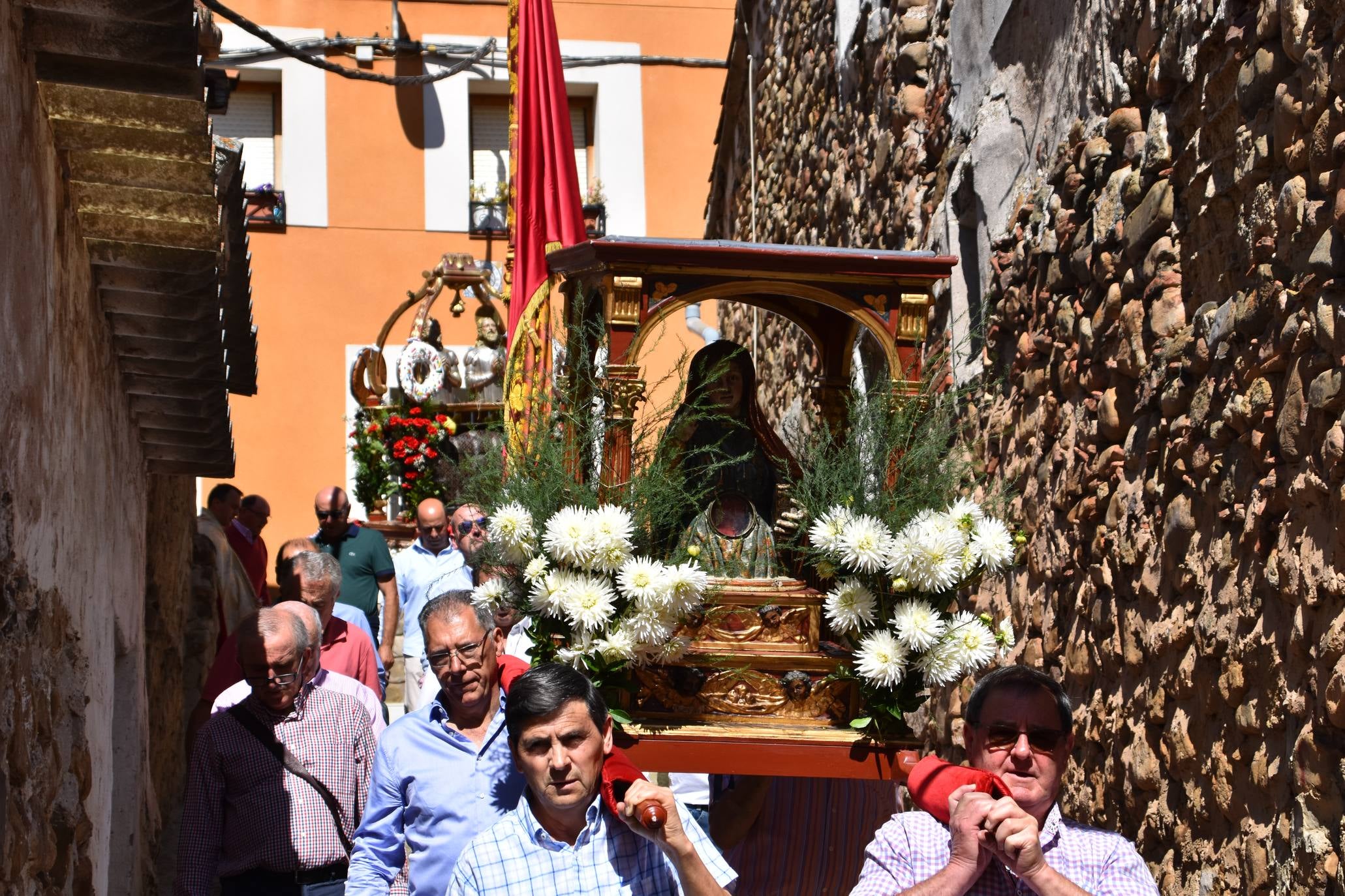 La procesión se ha llevado a cabo este viernes en La Villa de Ocón. 