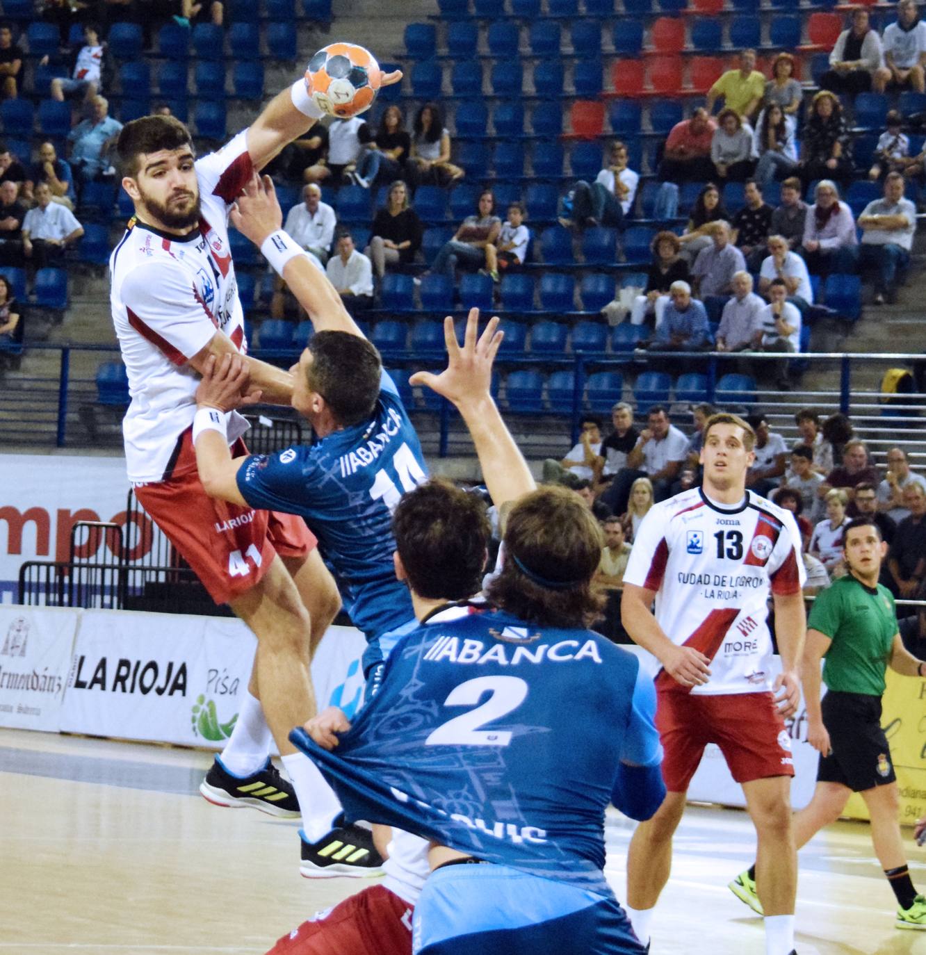 El equipo franjivino vence con autoridad al Cangas después de un primer tiempo muy igualdado.