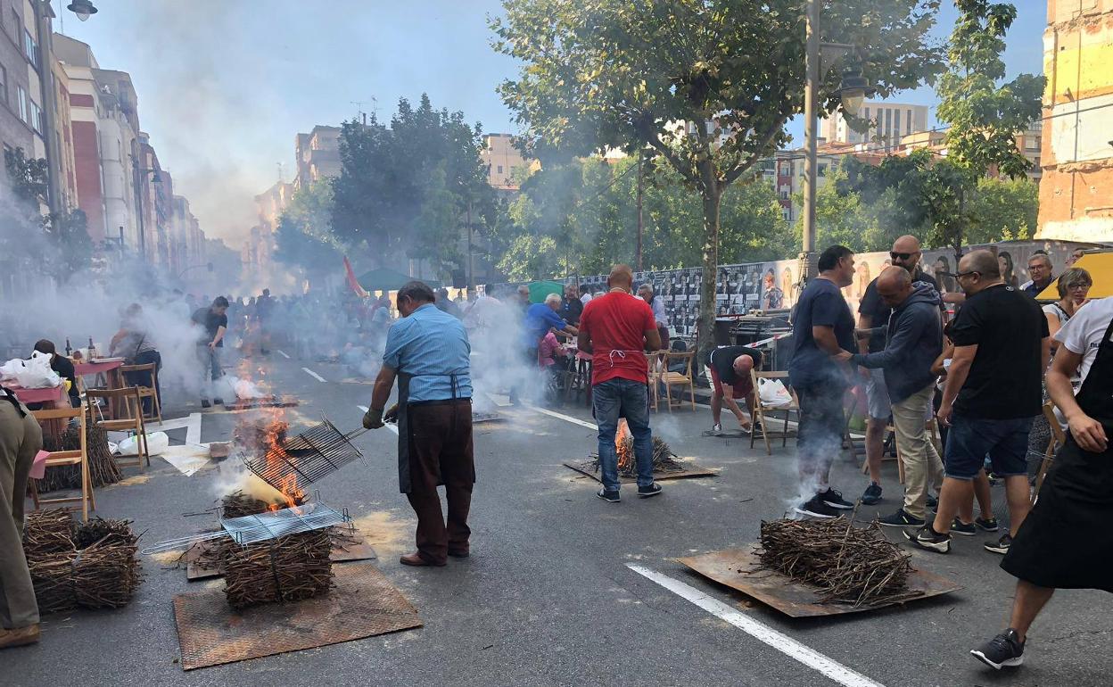 La exaltación de la chuleta asada se celebra en avenida de Colón. 