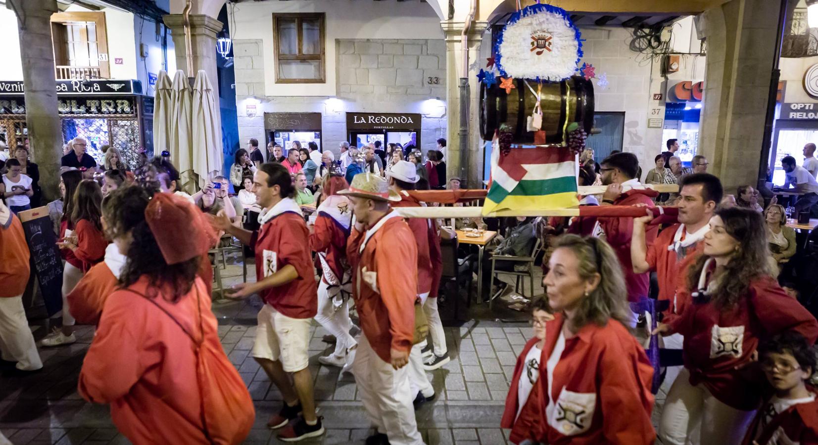 Las peñas desfilan hacia el Ayuntamiento.