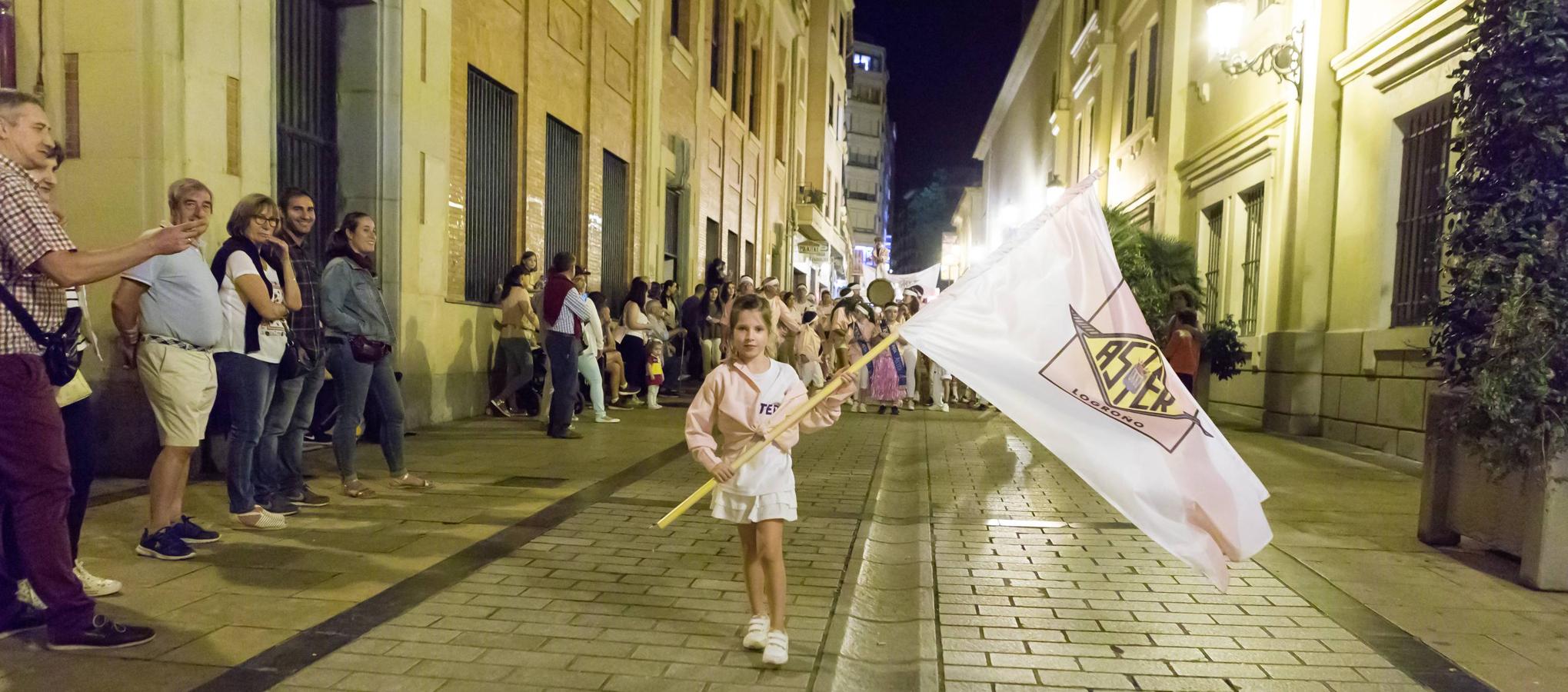 Las peñas desfilan hacia el Ayuntamiento.