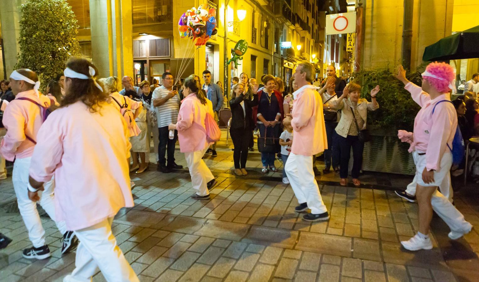 Las peñas desfilan hacia el Ayuntamiento.