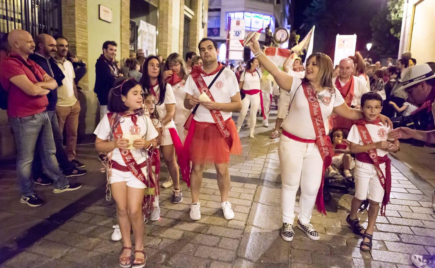 Las peñas desfilan hacia el Ayuntamiento.