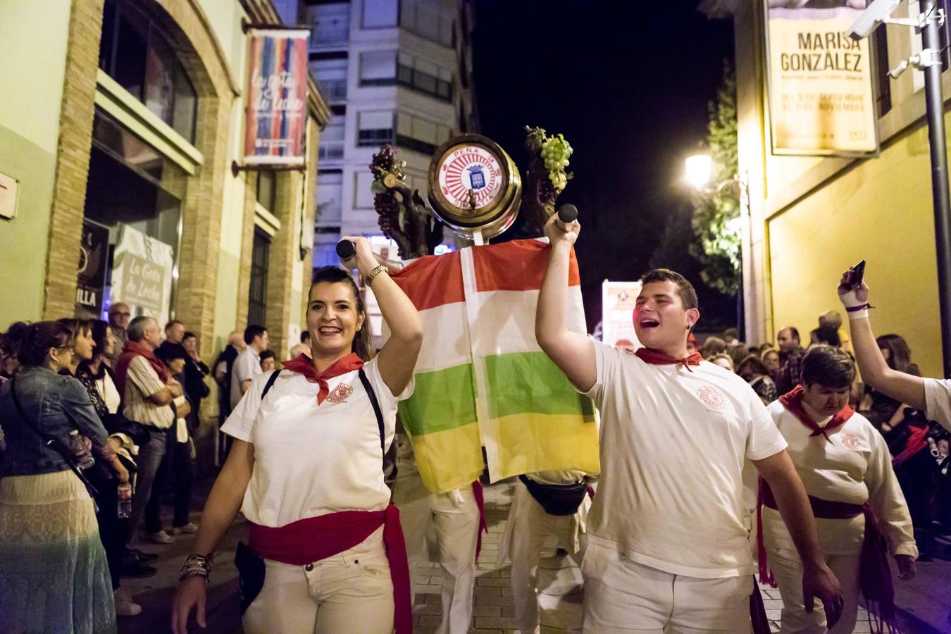 Las peñas desfilan hacia el Ayuntamiento.