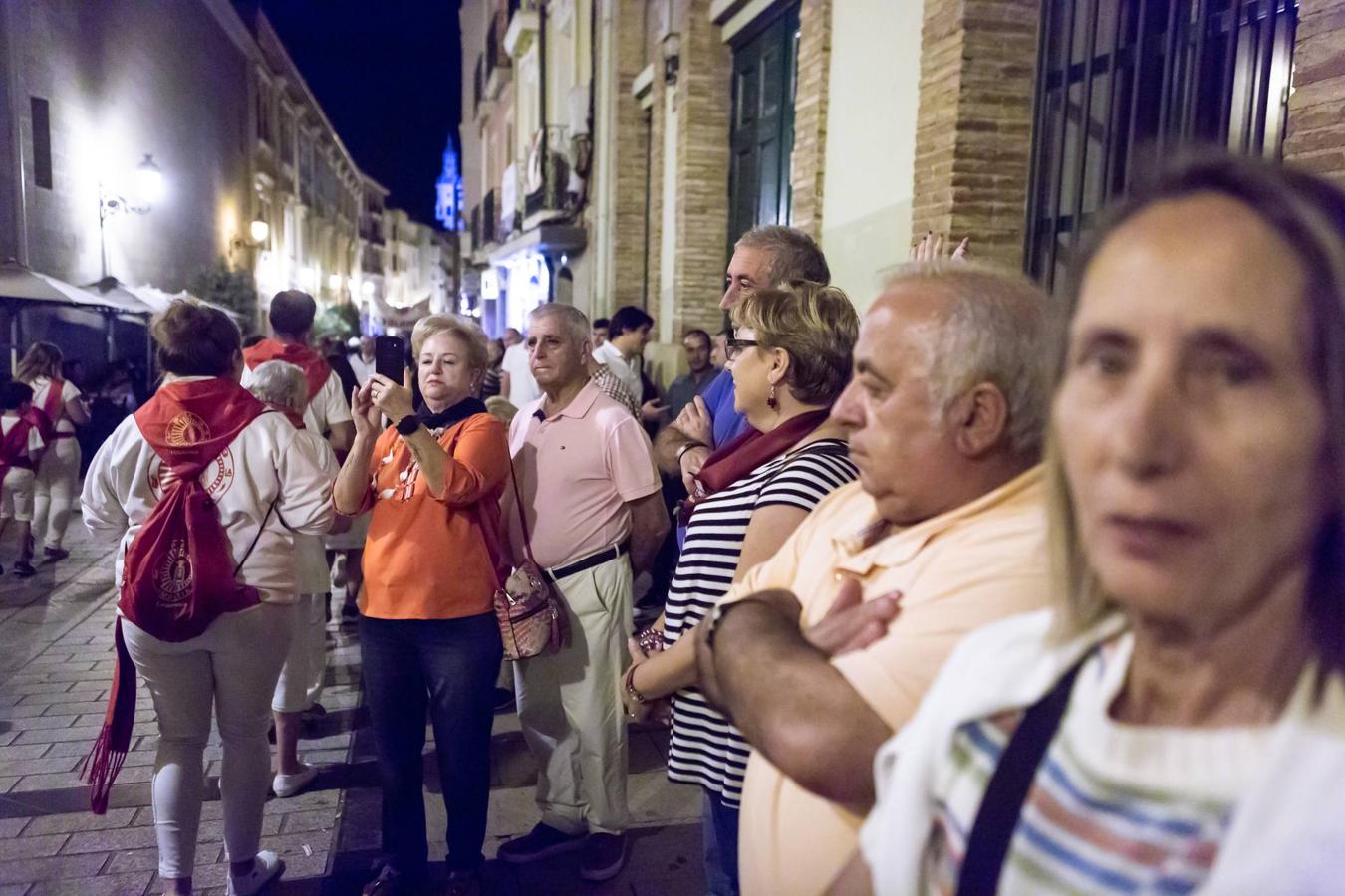 Las peñas desfilan hacia el Ayuntamiento.