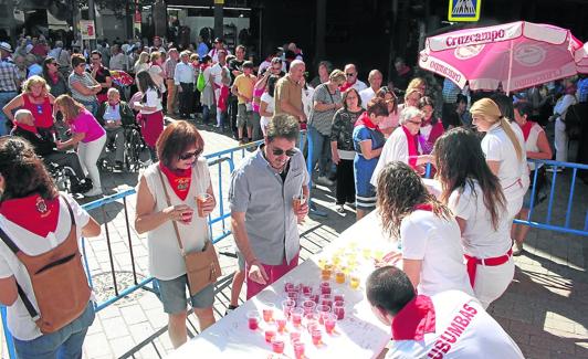 Cientos de personas saborearon las migas en la degustación de Lubumbas, en la Puerta Munillo.