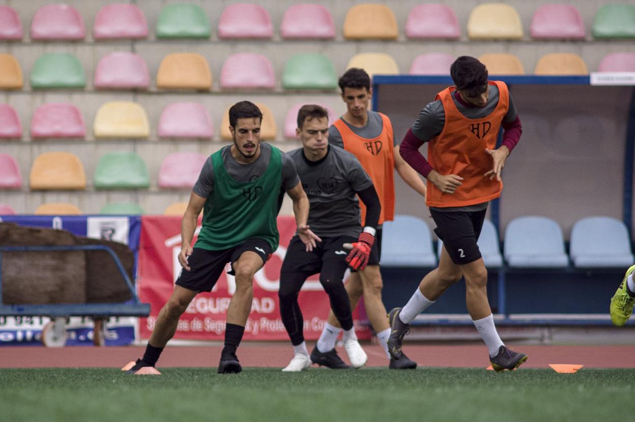 Pirri se prepara durante un entrenamiento para el partido contra el Izarra. :: 