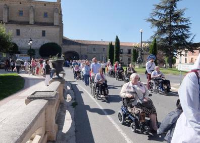 Imagen secundaria 1 - Enfermos de La Rioja y País Vasco han peregrinado este domingo a Santo Domingo