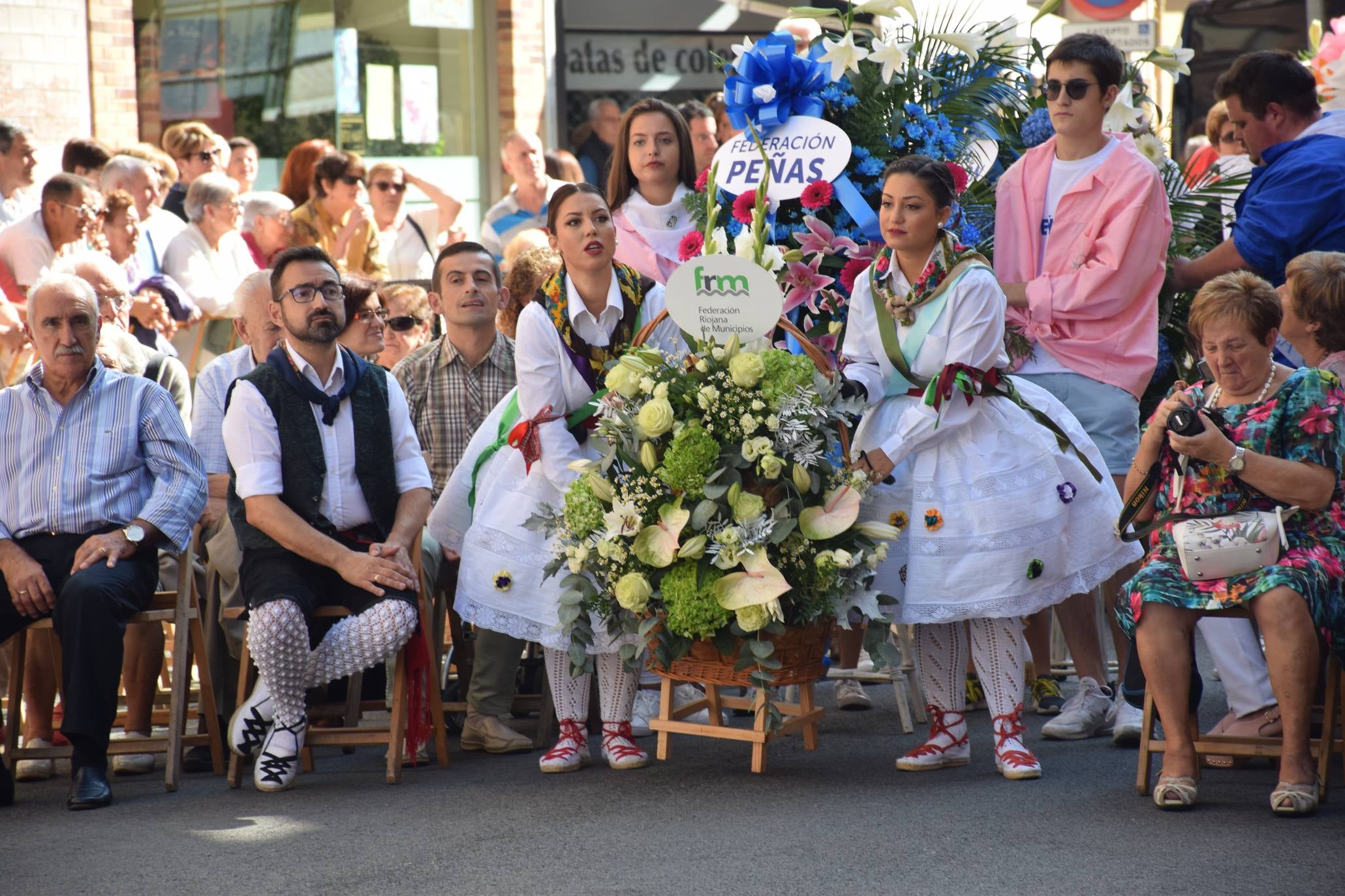 El alcalde de Logroño, Pablo Hermoso de Mendoza, y el concejal de Festejos, junto a otros miembros de la Corporación, han asistido a la Ofrenda de Flores a la Virgen de Valvanera, acto organizado por la Peña Áster. 