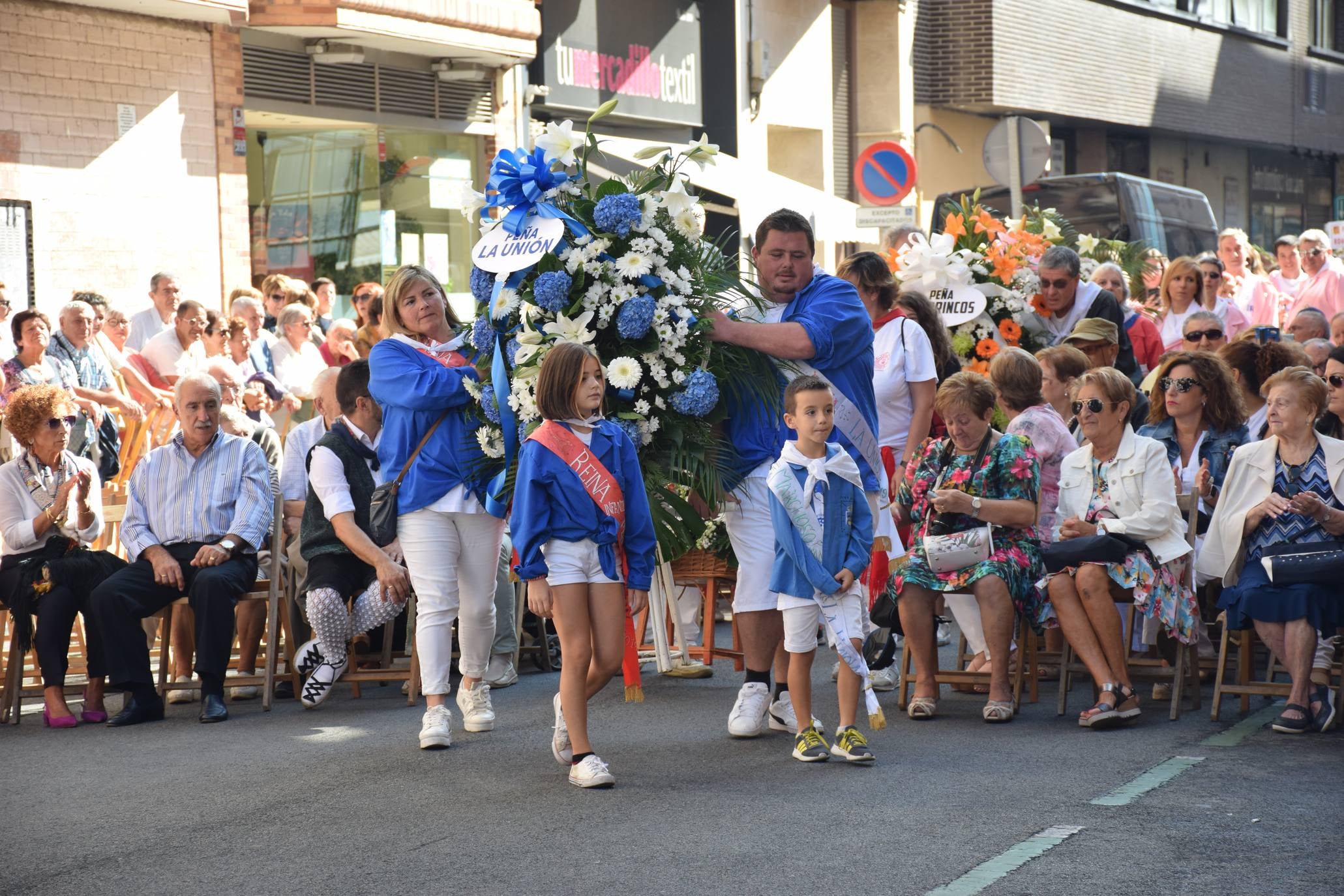 El alcalde de Logroño, Pablo Hermoso de Mendoza, y el concejal de Festejos, junto a otros miembros de la Corporación, han asistido a la Ofrenda de Flores a la Virgen de Valvanera, acto organizado por la Peña Áster. 