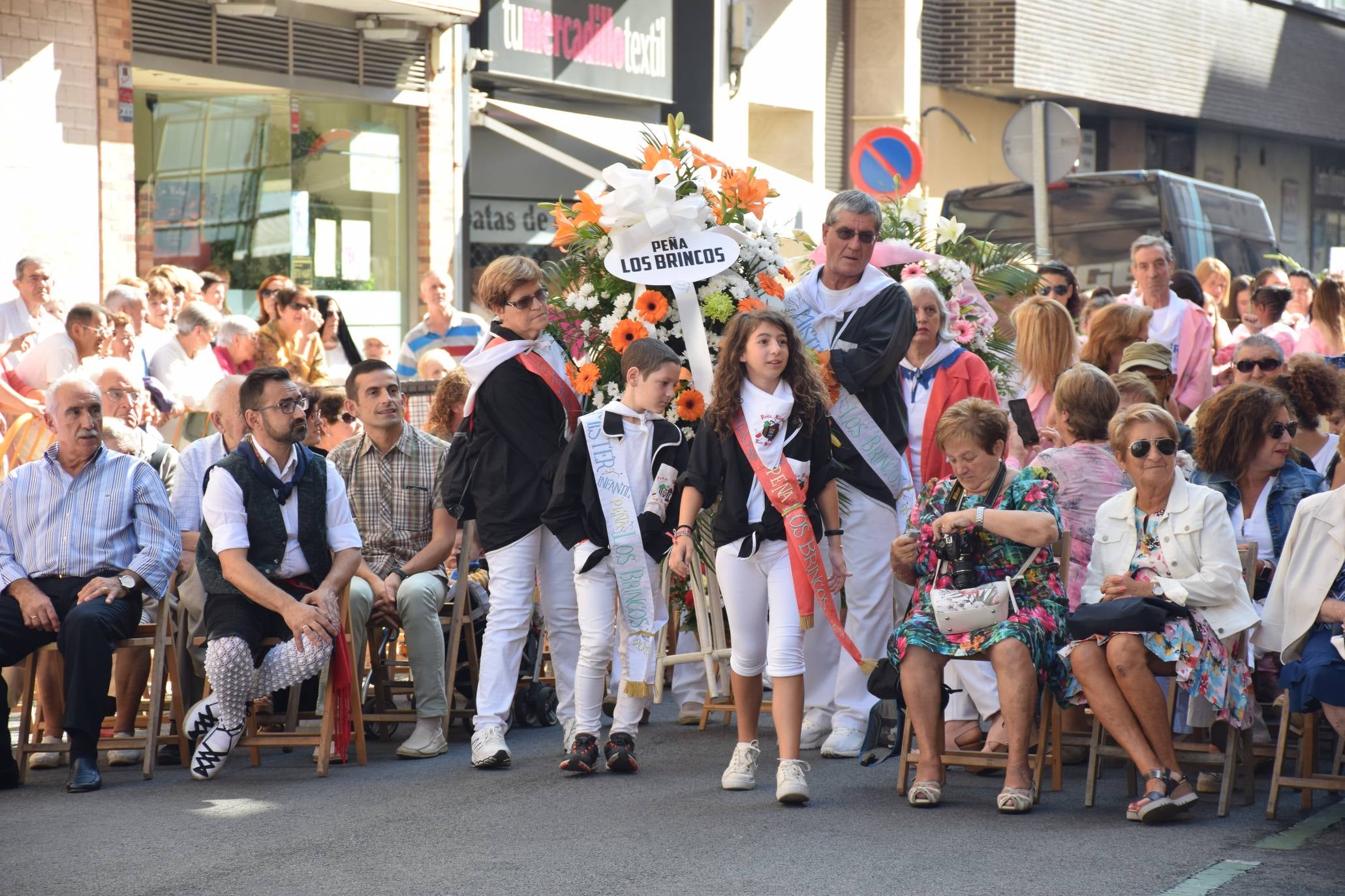 El alcalde de Logroño, Pablo Hermoso de Mendoza, y el concejal de Festejos, junto a otros miembros de la Corporación, han asistido a la Ofrenda de Flores a la Virgen de Valvanera, acto organizado por la Peña Áster. 