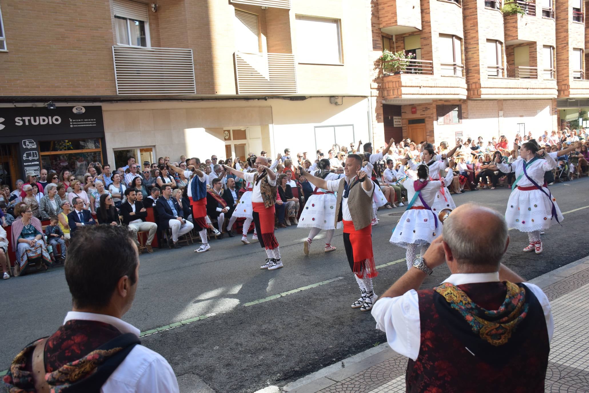 El alcalde de Logroño, Pablo Hermoso de Mendoza, y el concejal de Festejos, junto a otros miembros de la Corporación, han asistido a la Ofrenda de Flores a la Virgen de Valvanera, acto organizado por la Peña Áster. 