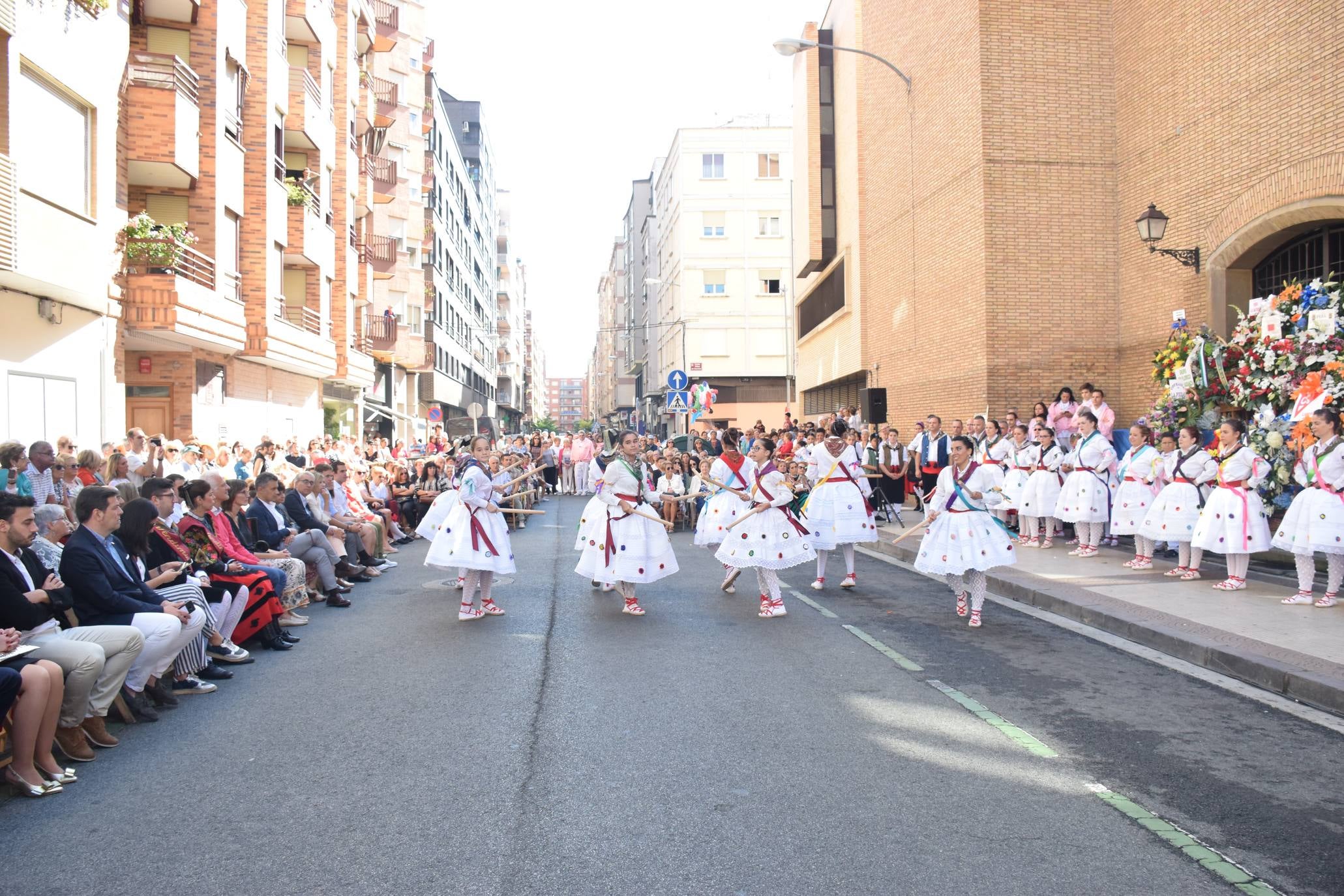 El alcalde de Logroño, Pablo Hermoso de Mendoza, y el concejal de Festejos, junto a otros miembros de la Corporación, han asistido a la Ofrenda de Flores a la Virgen de Valvanera, acto organizado por la Peña Áster. 