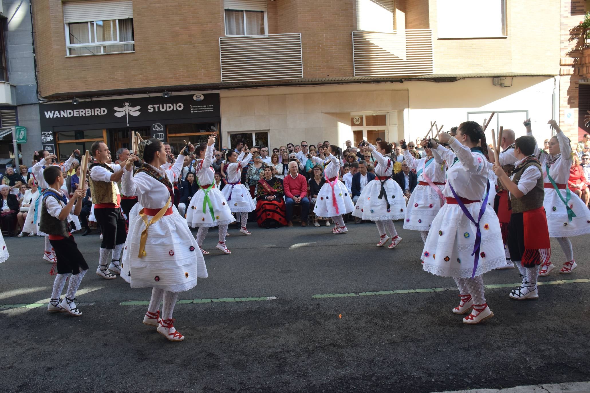 El alcalde de Logroño, Pablo Hermoso de Mendoza, y el concejal de Festejos, junto a otros miembros de la Corporación, han asistido a la Ofrenda de Flores a la Virgen de Valvanera, acto organizado por la Peña Áster. 