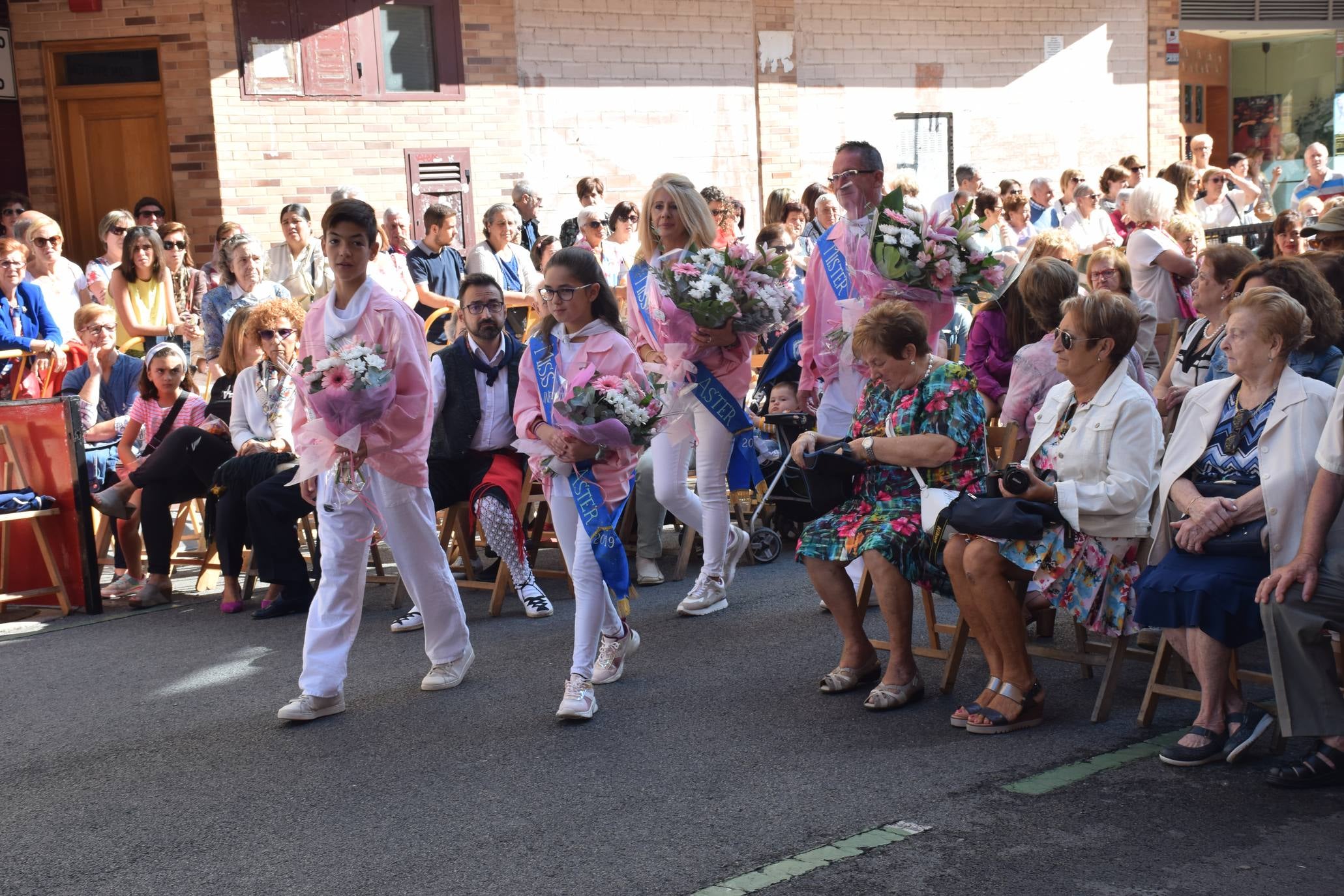 El alcalde de Logroño, Pablo Hermoso de Mendoza, y el concejal de Festejos, junto a otros miembros de la Corporación, han asistido a la Ofrenda de Flores a la Virgen de Valvanera, acto organizado por la Peña Áster. 