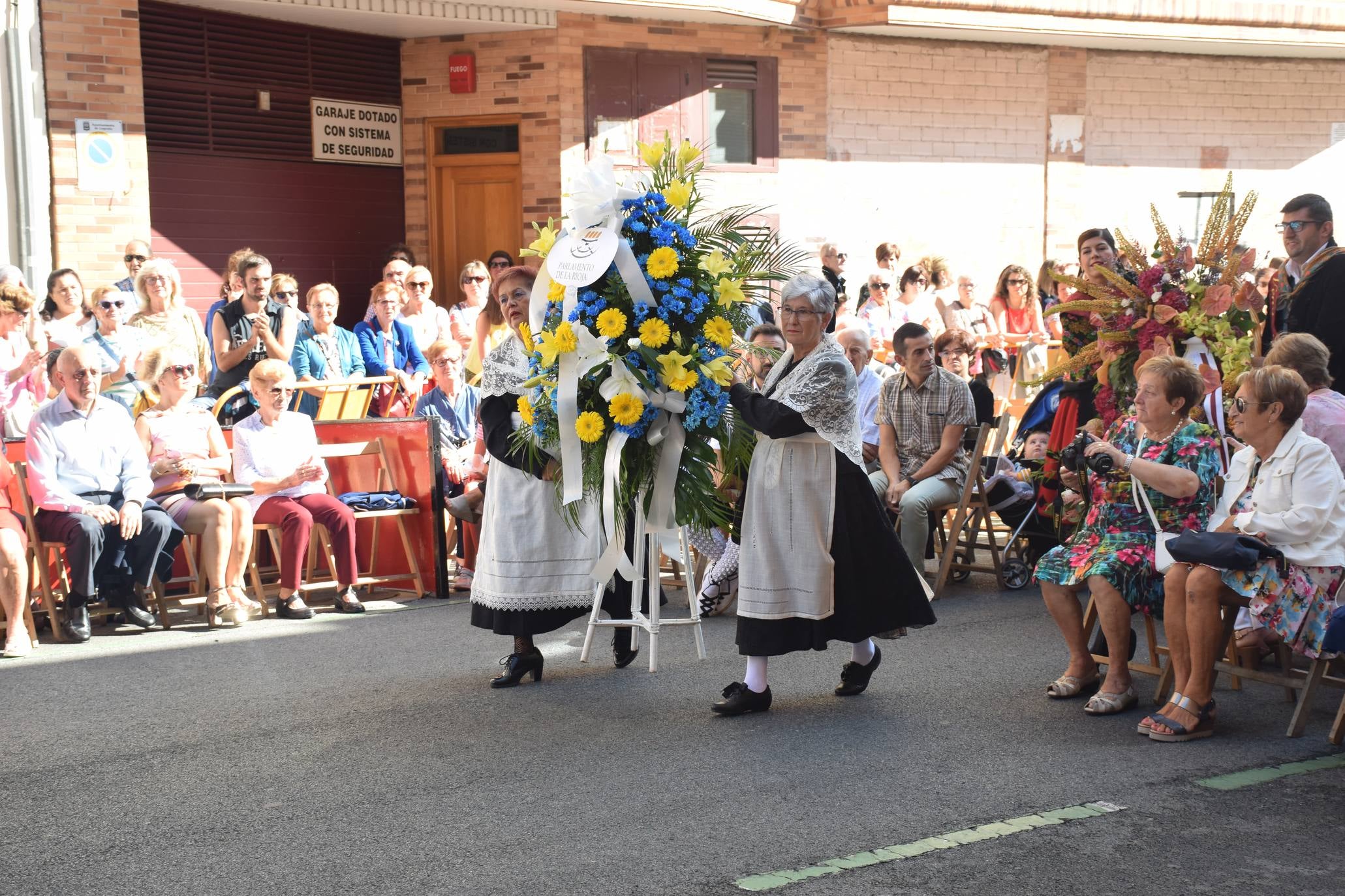 El alcalde de Logroño, Pablo Hermoso de Mendoza, y el concejal de Festejos, junto a otros miembros de la Corporación, han asistido a la Ofrenda de Flores a la Virgen de Valvanera, acto organizado por la Peña Áster. 