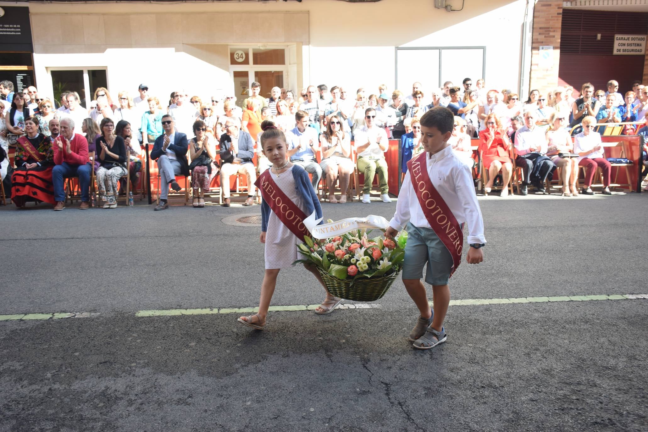 El alcalde de Logroño, Pablo Hermoso de Mendoza, y el concejal de Festejos, junto a otros miembros de la Corporación, han asistido a la Ofrenda de Flores a la Virgen de Valvanera, acto organizado por la Peña Áster. 