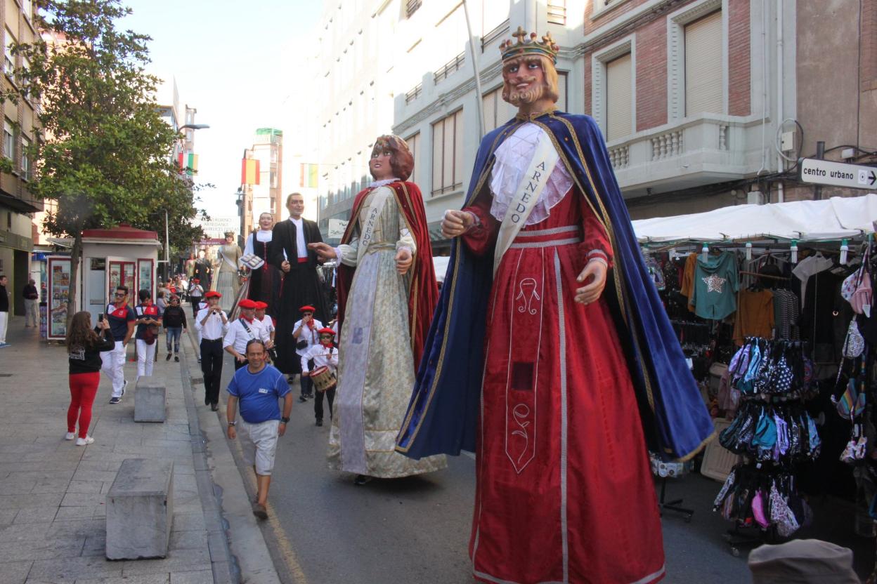  Anfitriones gigantes. Los de Arnedo abren desfile.