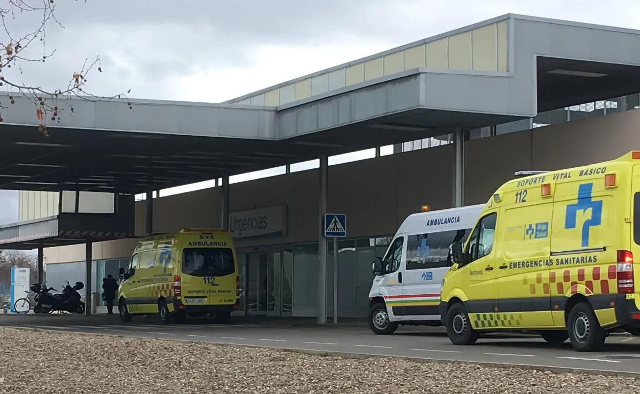 Entrada a las urgecias del hospital con varias ambulancias en espera. 
