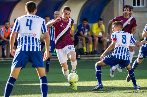 Mikel Bueno avanza con el balón, en el partido que jugó el Haro de este domingo en Estella.