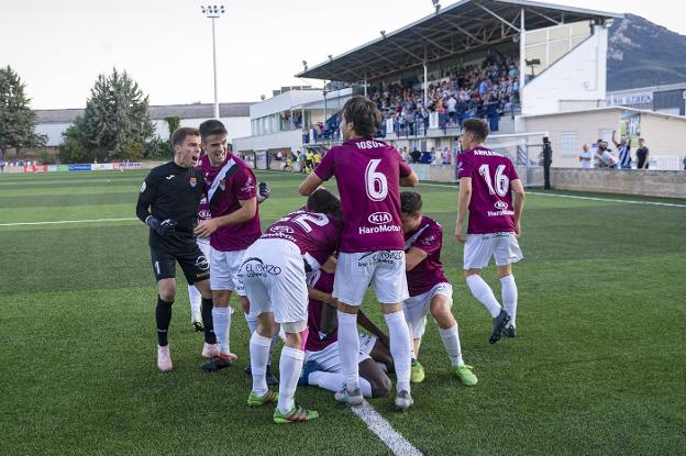 Los jugadores del Haro rodean a Ibra tras su gol. :: DONÉZAR