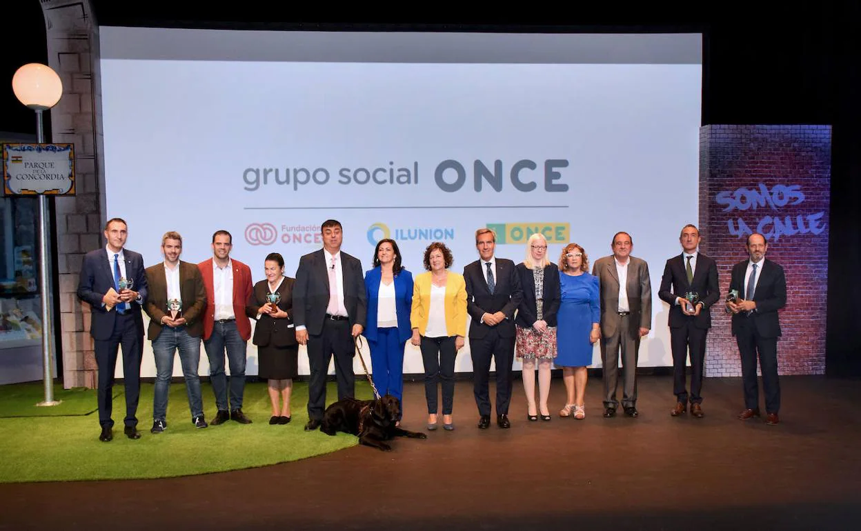 Foto de familia de los galardonados, organizadores y participantes en la entrega de premios. 