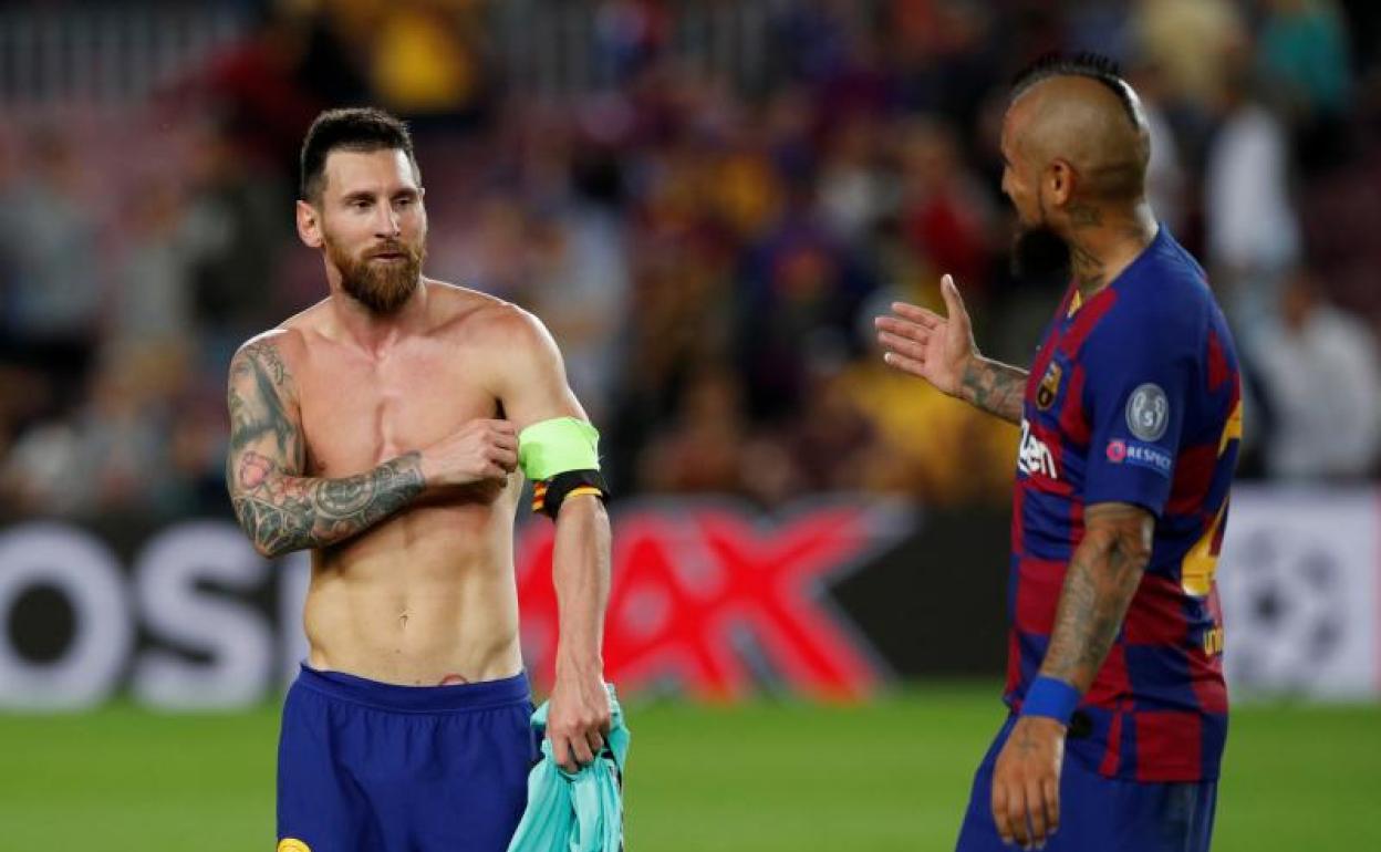 Leo Messi, al término del partido ante el Inter, con Arturo Vidal. 