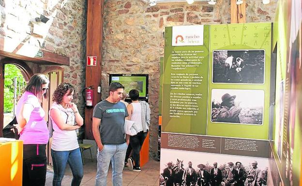 Exposición en el rancho del esquileo en Brieva. 