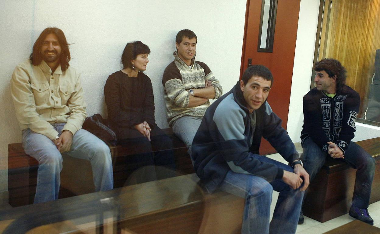 María Igarriz, durante su juicio en la Audiencia Provincial, junto con otros miembros del 'comando Donosti' de ETA