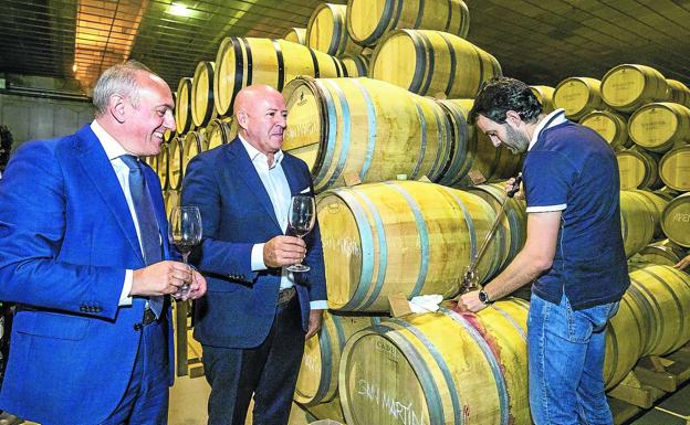 Ramiro González y Javier Ruiz de Galarreta, presidente de Araex, este viernes en Labastida.