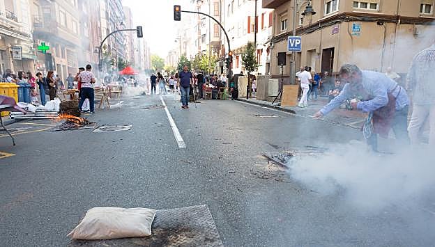Chuletas humeantes al sarmiento durante el acto en avenida de colón. 