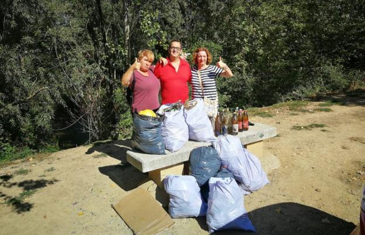 De izquierda a derecha, posan Rosa, Mikel y Silvia con toda la basura que recogieron. 