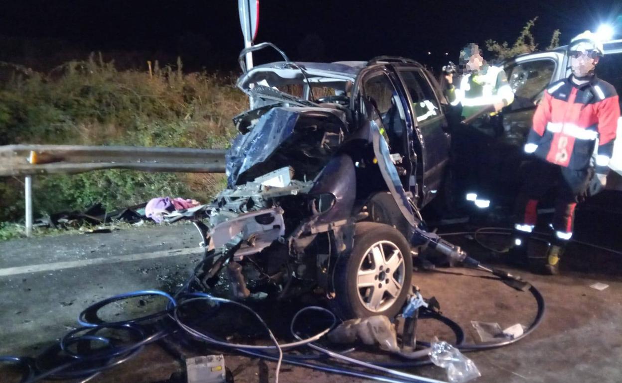 Restos del choque en la zona donde se produjo el accidente este sábado. 