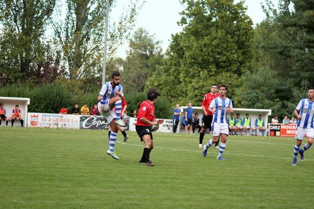 Saúl, que debutó como titular en La Salera, estuvo contundente en defensa.