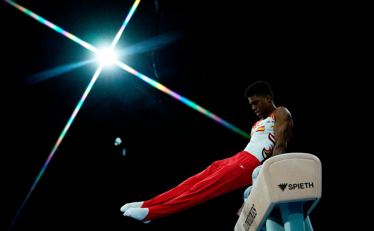Thierno Diallo durante un ejercicio en el Mundial FIG de gimnasia artistica en Stuttgart