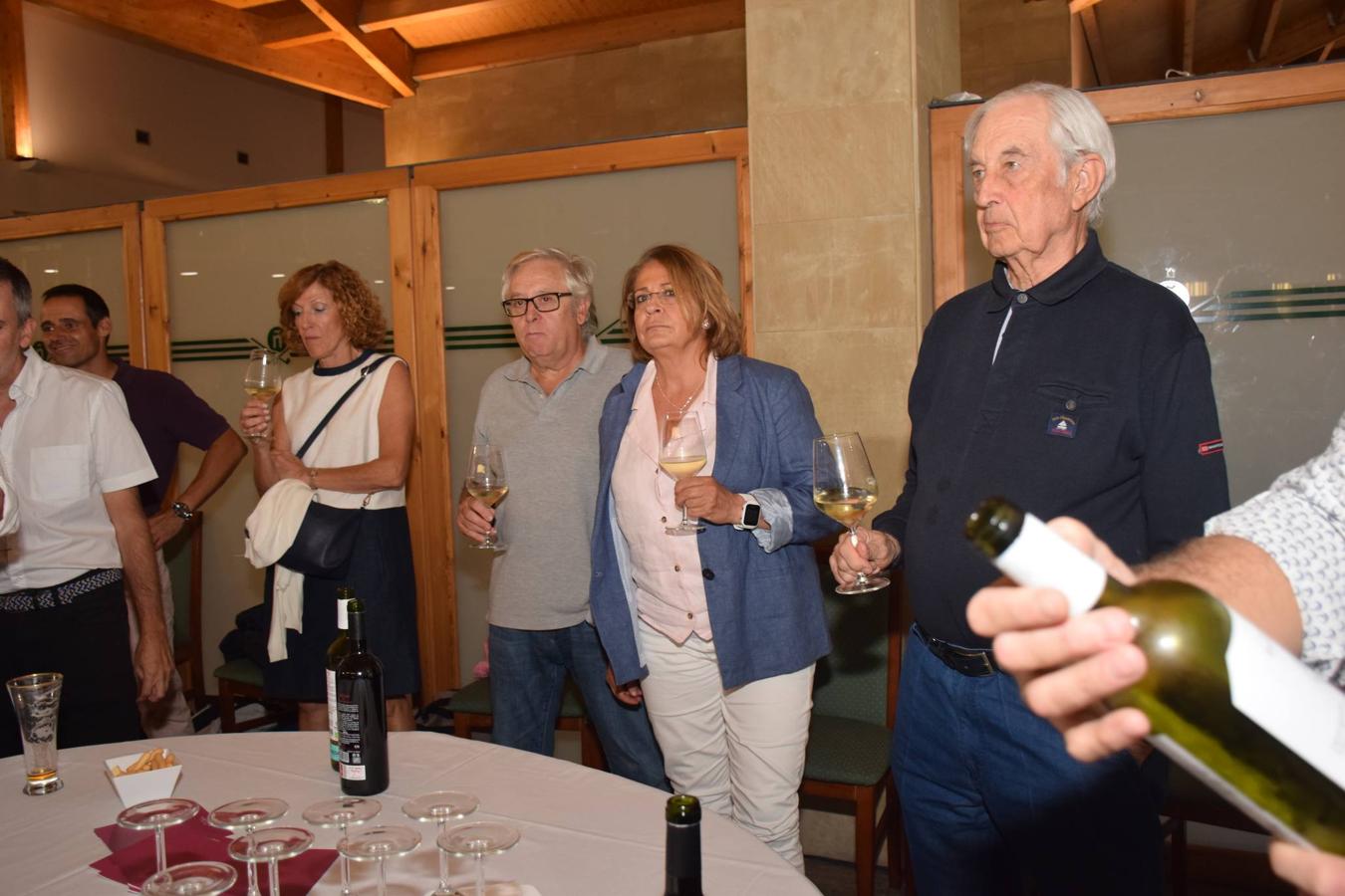 Tras la jornada de juego del Torneo Marqués de Riscal, de la Liga de Golf y Vino de lomejordelvinoderioja.com, se pudo disfrutar de la cata de dos vinos de Marqués de Riscal..