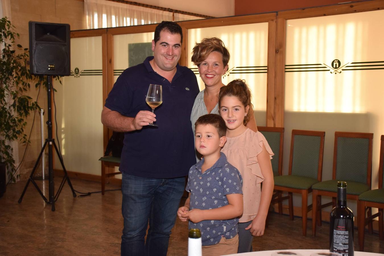 Tras la jornada de juego del Torneo Marqués de Riscal, de la Liga de Golf y Vino de lomejordelvinoderioja.com, se pudo disfrutar de la cata de dos vinos de Marqués de Riscal..