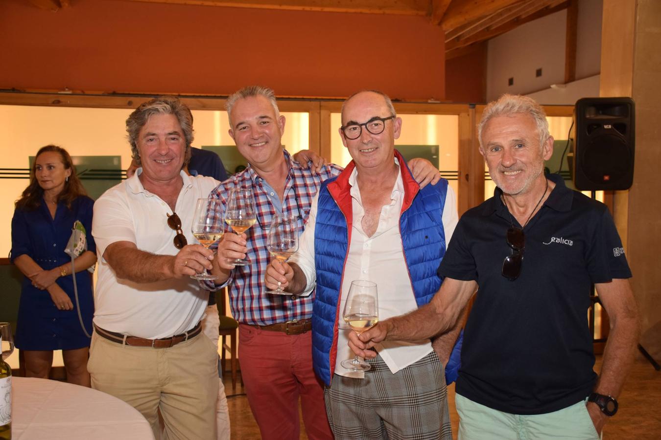 Tras la jornada de juego del Torneo Marqués de Riscal, de la Liga de Golf y Vino de lomejordelvinoderioja.com, se pudo disfrutar de la cata de dos vinos de Marqués de Riscal..