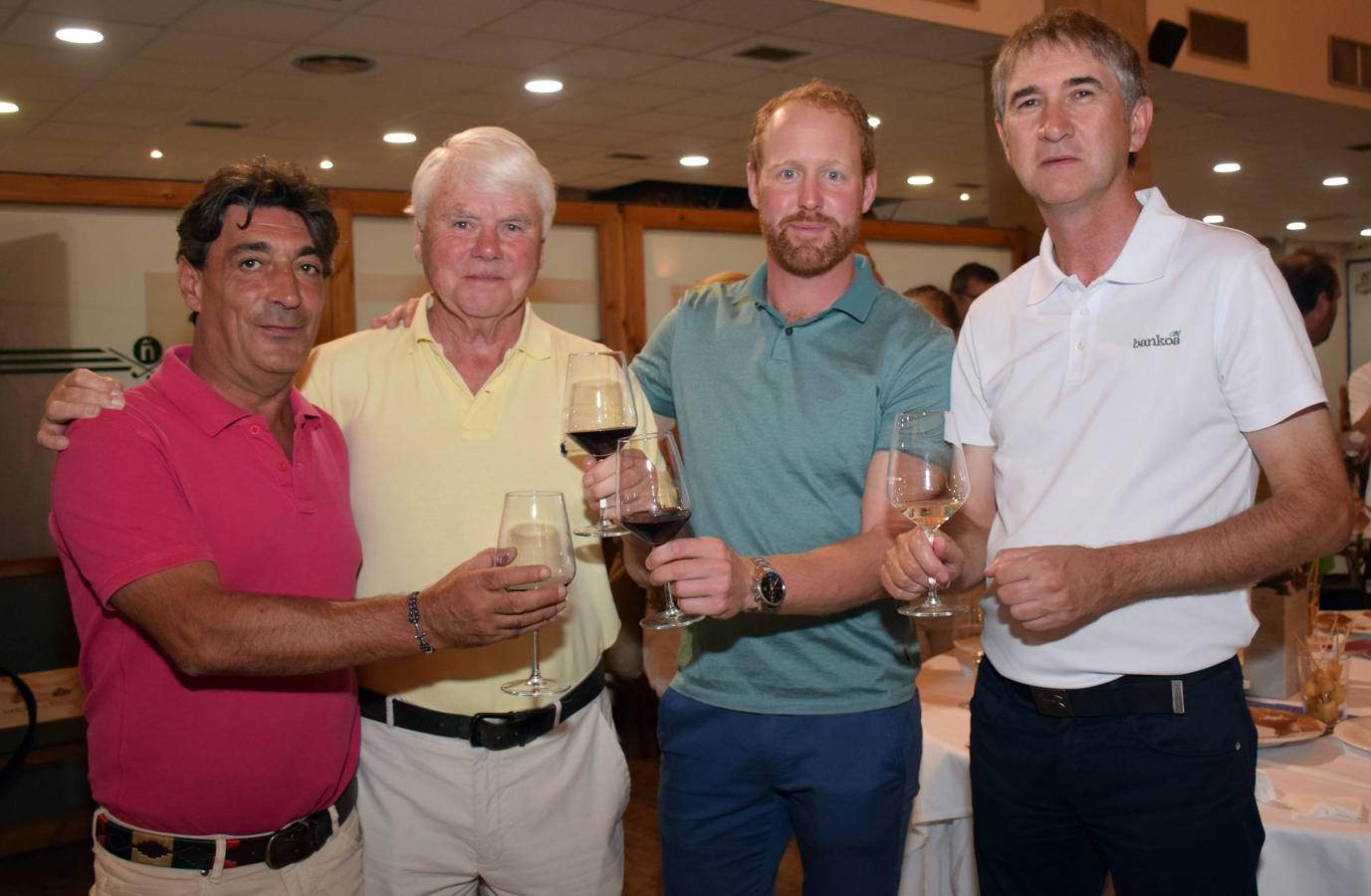 Tras la jornada de juego del Torneo Marqués de Riscal, de la Liga de Golf y Vino de lomejordelvinoderioja.com, se pudo disfrutar de la cata de dos vinos de Marqués de Riscal..