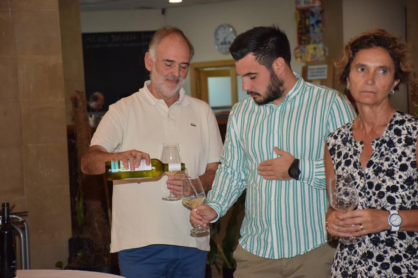 Tras la jornada de juego del Torneo Marqués de Riscal, de la Liga de Golf y Vino de lomejordelvinoderioja.com, se pudo disfrutar de la cata de dos vinos de Marqués de Riscal..