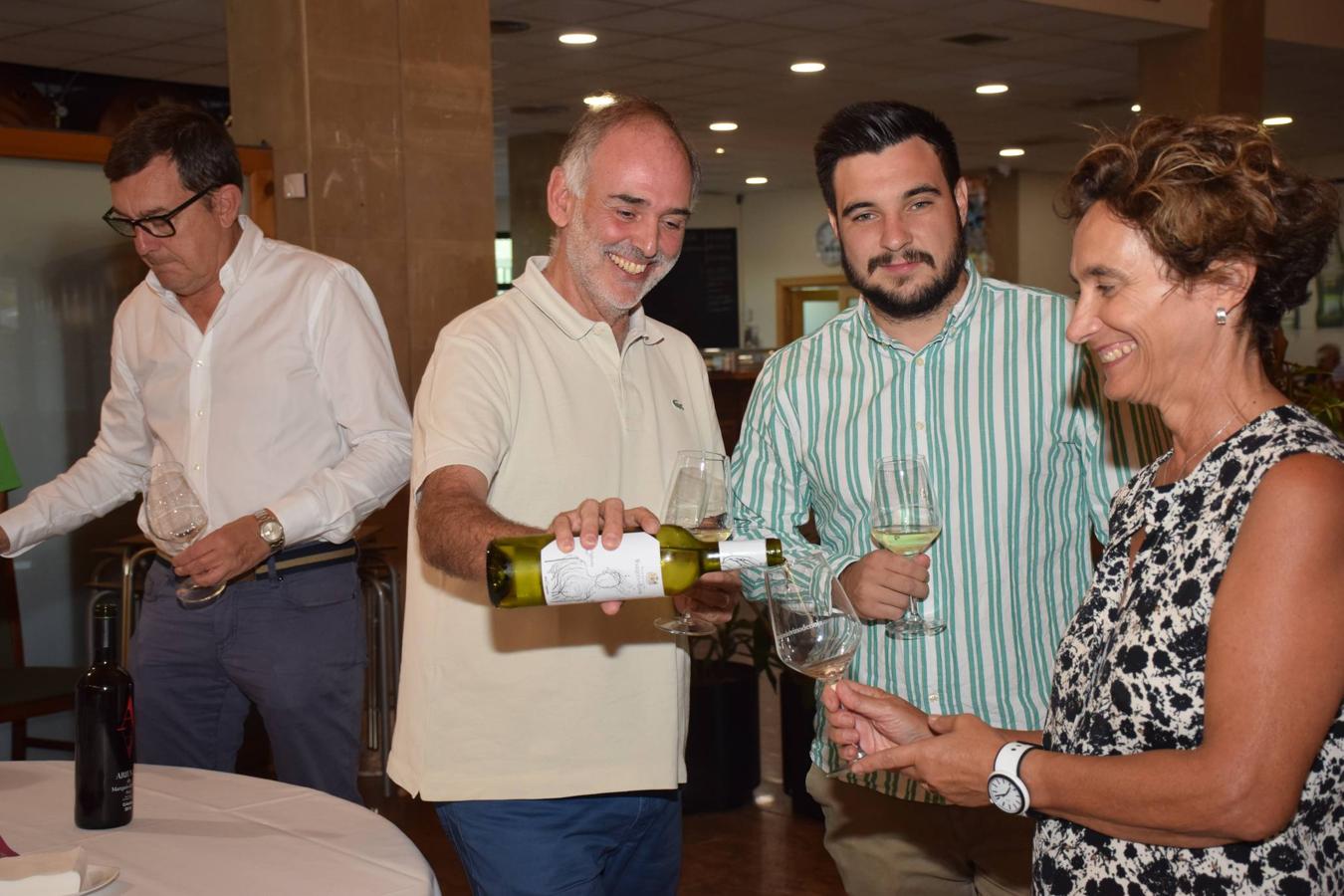 Tras la jornada de juego del Torneo Marqués de Riscal, de la Liga de Golf y Vino de lomejordelvinoderioja.com, se pudo disfrutar de la cata de dos vinos de Marqués de Riscal..