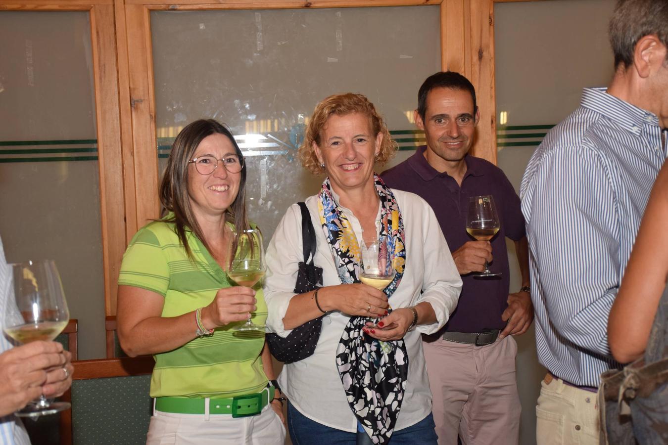 Tras la jornada de juego del Torneo Marqués de Riscal, de la Liga de Golf y Vino de lomejordelvinoderioja.com, se pudo disfrutar de la cata de dos vinos de Marqués de Riscal..