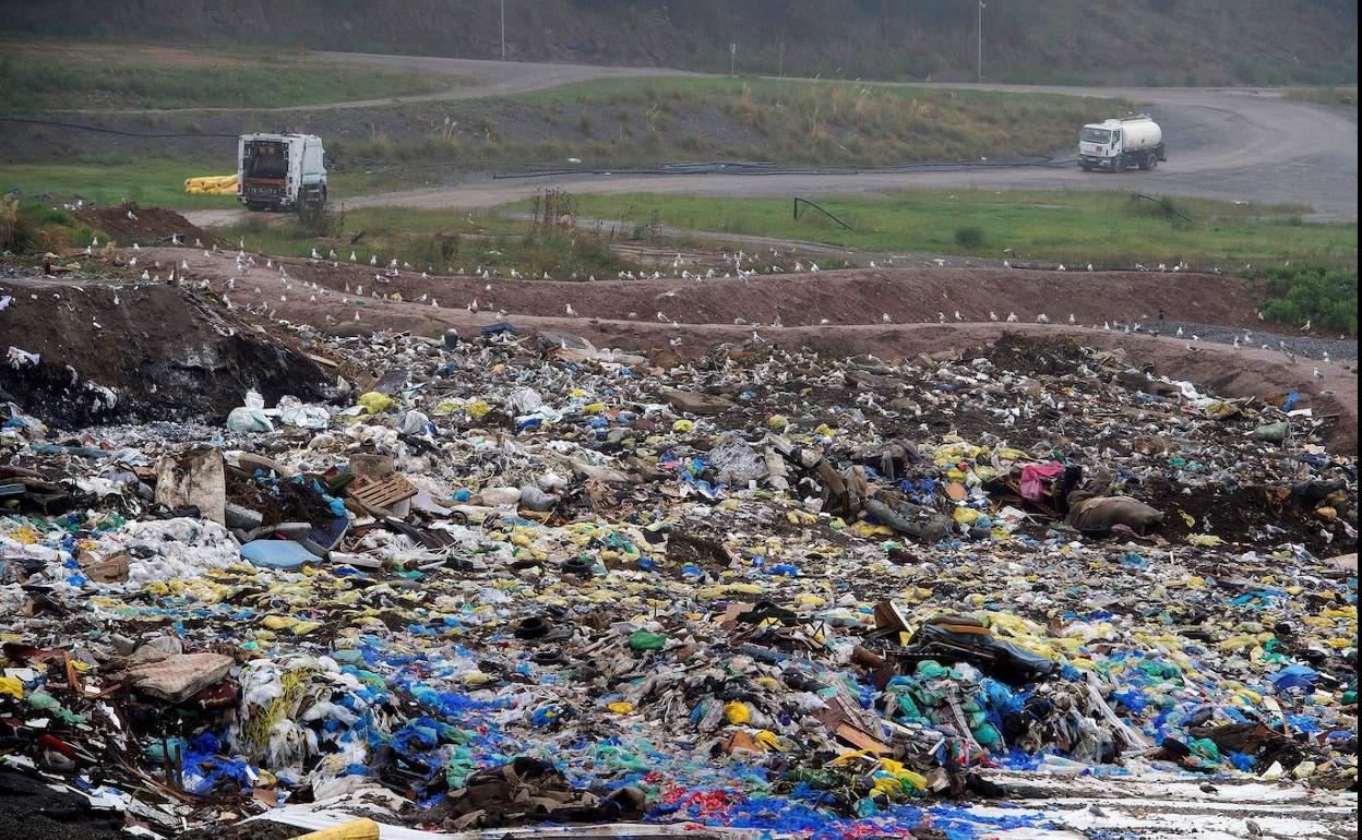 Vista de un vertedero. 