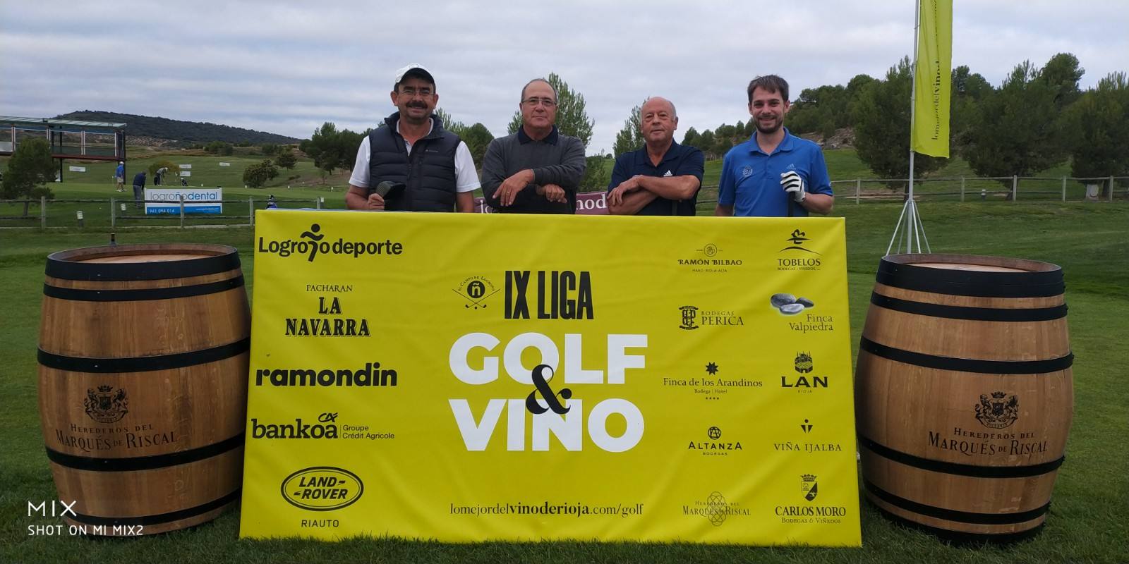 Los jugadores posan en el punto de salida antes del comienzo del Torneo Marqués de Riscal, de la Liga de Golf y Vino, de lomejordelvinoderioja.com.