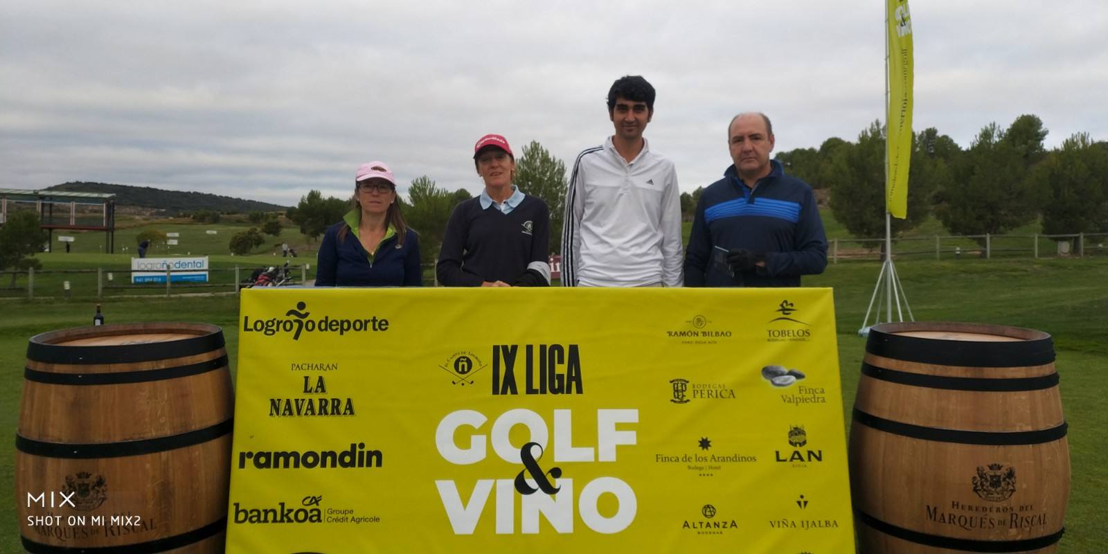 Los jugadores posan en el punto de salida antes del comienzo del Torneo Marqués de Riscal, de la Liga de Golf y Vino, de lomejordelvinoderioja.com.