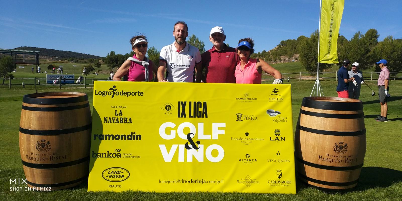 Los jugadores posan en el punto de salida antes del comienzo del Torneo Marqués de Riscal, de la Liga de Golf y Vino, de lomejordelvinoderioja.com.