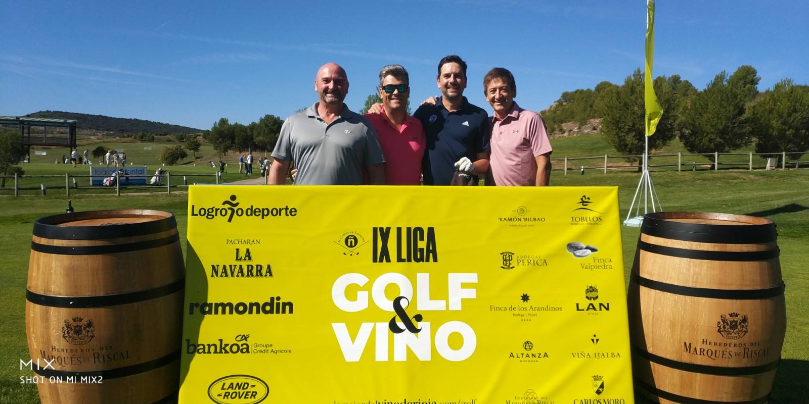 Los jugadores posan en el punto de salida antes del comienzo del Torneo Marqués de Riscal, de la Liga de Golf y Vino, de lomejordelvinoderioja.com.