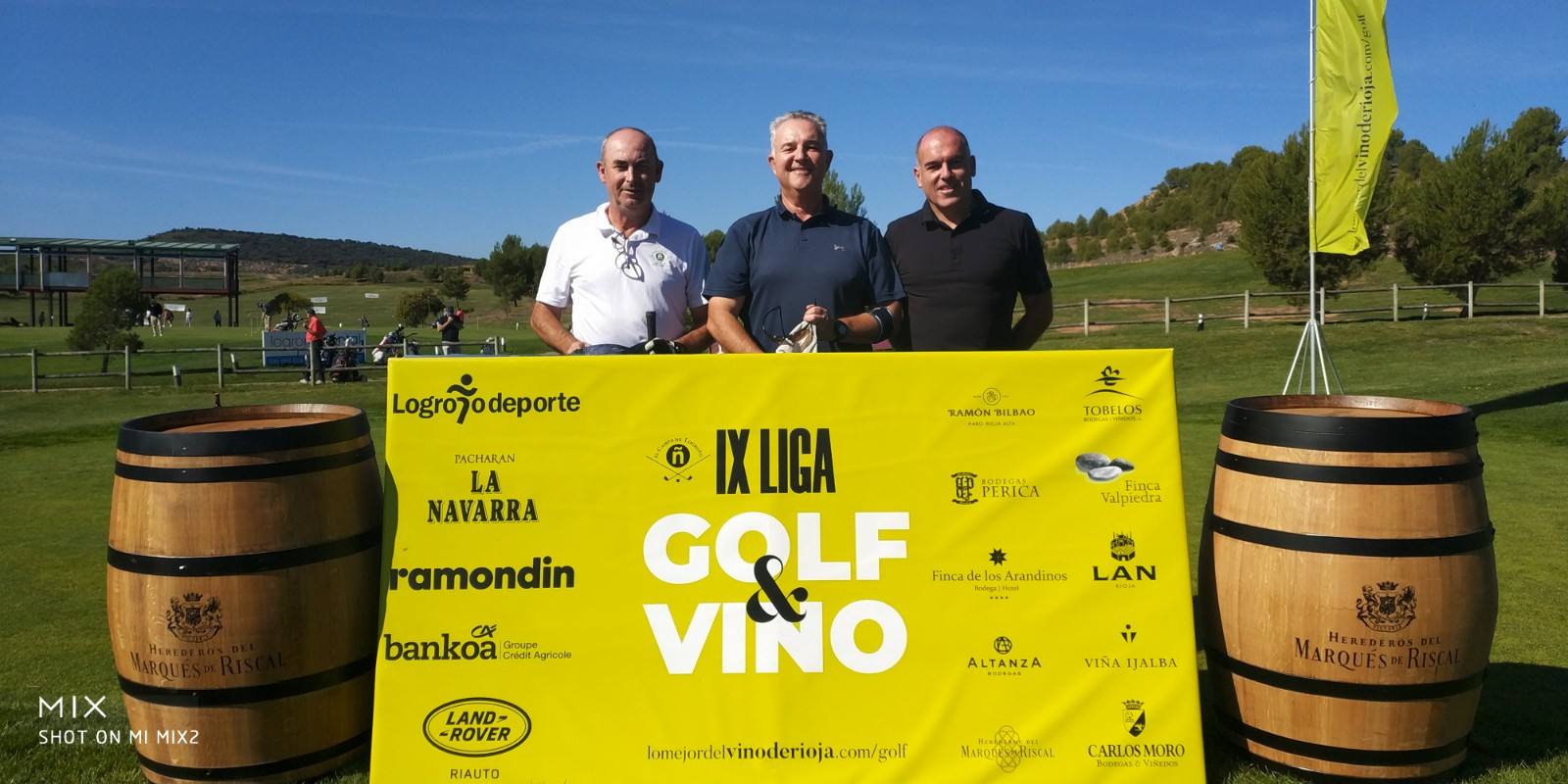 Los jugadores posan en el punto de salida antes del comienzo del Torneo Marqués de Riscal, de la Liga de Golf y Vino, de lomejordelvinoderioja.com.